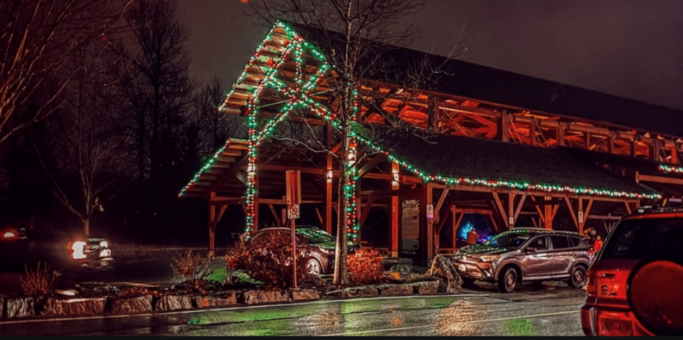 downtown-community-barn-christmas