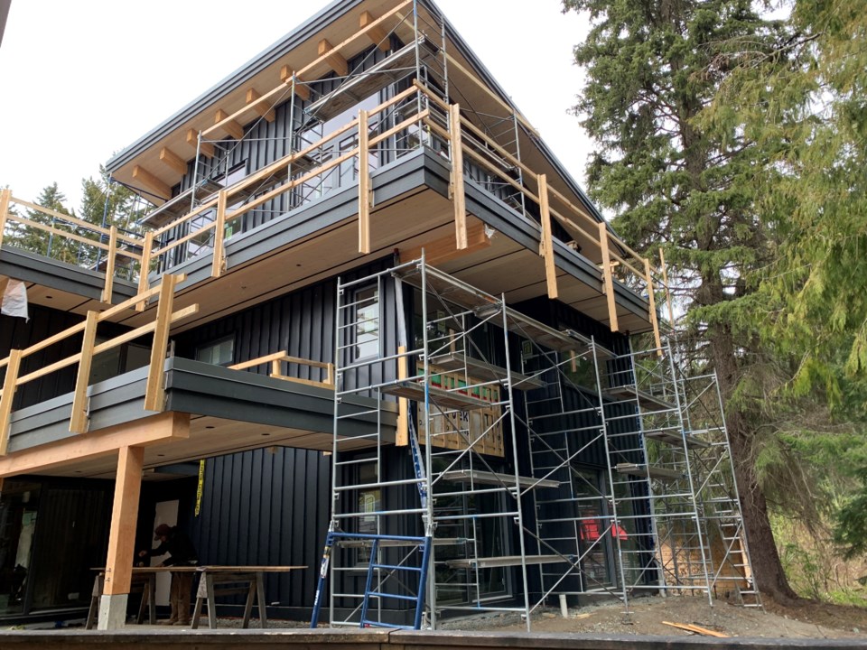 rmowgreenbuildingpolicyhouseunderconstructionwhistlerblueberry-