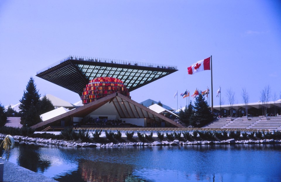 expo_67_pavillon_du_canada_et_sa_pyramide_inversee__le_katimavik