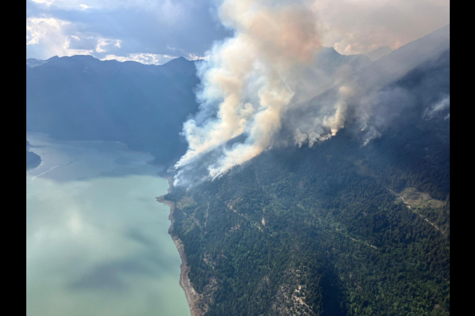 The Downton lake wildfire is currently burning out of control at 875 hectares. 