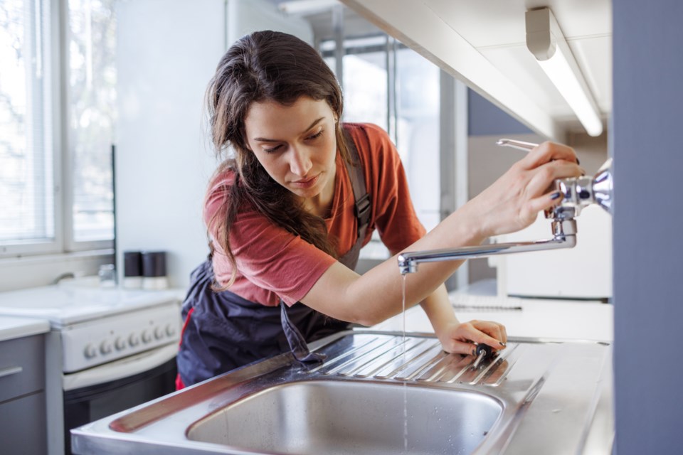 gettyimages-2154180324-tap-water-advisory