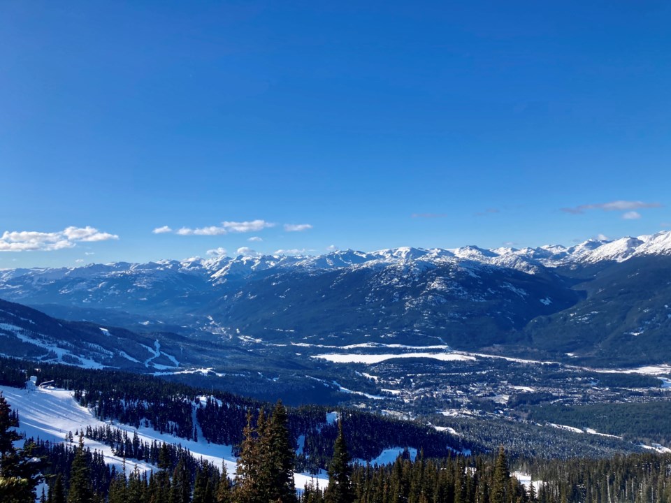 viewfromthetopofwhistler-blackcombcrystalridgeonsunnyday