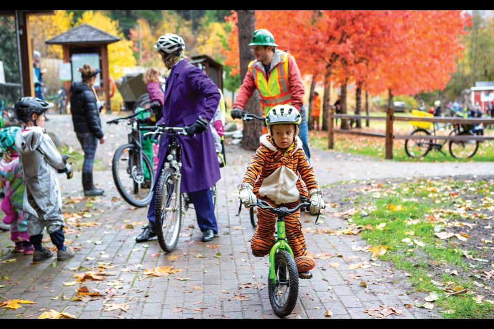 About 200 Pembertonians showed up in their helmets, costumes and Gore-Tex for the Pemberton Off Road Cycling Association’s annual Halloween Bike Ride on Sunday, Oct. 31, rebranded this year as the “NO POWER – NO PROBLEM barbecue and bike ride”—after all, what else is there to do during a full-day planned BC Hydro outage?—co-hosted by the Pemberton & District Chamber of Commerce. 