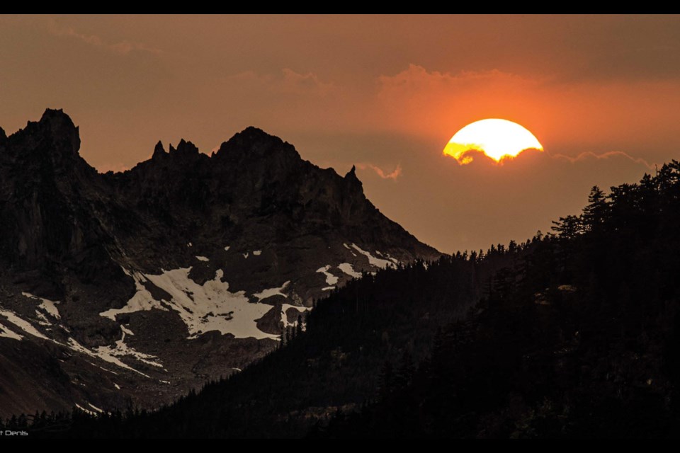 SMOKY SUNSET Wildfire smoke from the blazes south of the border may be responsible for a dramatic drop in air quality and masking Whistler’s mountain views, but it can also make for an interesting shot of the sun, as seen in this photo of Mt. Fee snapped from Cheakamus on Wednesday, Sept. 9.
Photo by Sean St. Denis / www.seanstdenisphotography.com