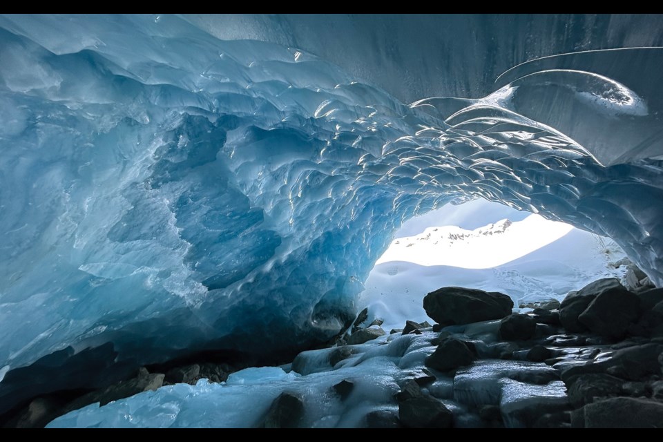 ICE COLD Clear skies, mild March temperatures, low avalanche risk and a backcountry ice cave (no, not the one you can sometimes find on the Blackcomb Glacier). An ideal combination, if you ask us. 