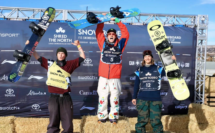 Darcy Sharpe (centre) stands atop the FIS World Cup podium on Feb. 12 alongside Dusty Henricksen (left) and Cameron Spalding. Photo courtesy of Buchholz/FIS Snowboard. 