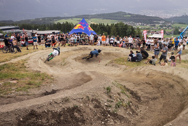 Jakob Jewett takes on Sam Blenkinsop at the 2023 Crankworx Innsbruck dual slalom.