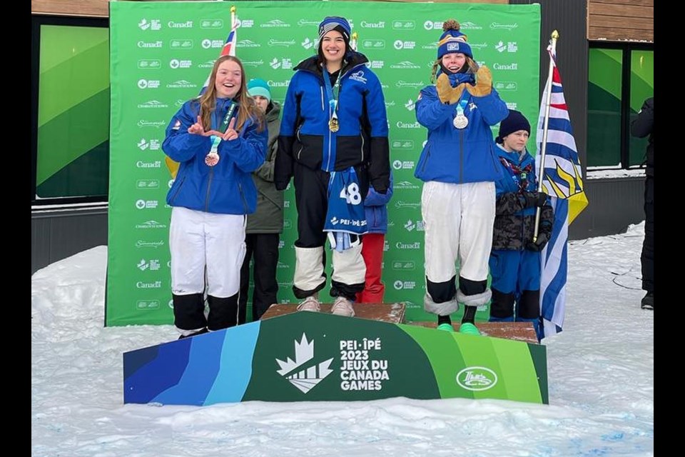 Lynette Conn (left) and Maya Mikkelsen (right) receive their single moguls medals at the 2023 Canada Winter Games. 