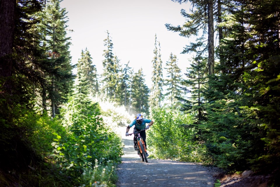 Richie Rude flanked by vegetation at the 2025 Garbanzo DH.