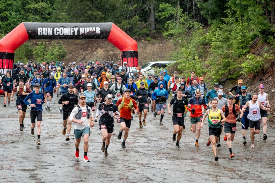 A large group of runners takes off at the 2025 Run Comfy Numb.