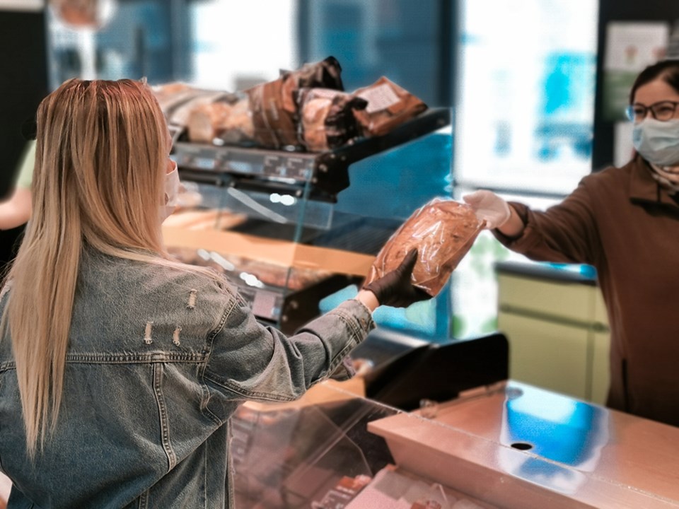 mandatory masks while shopping GettyImages-1217888318