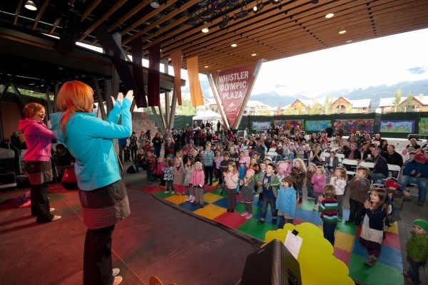 rmow_whistlerolympic_plazas_kidstheatre_credit_sarahbourne