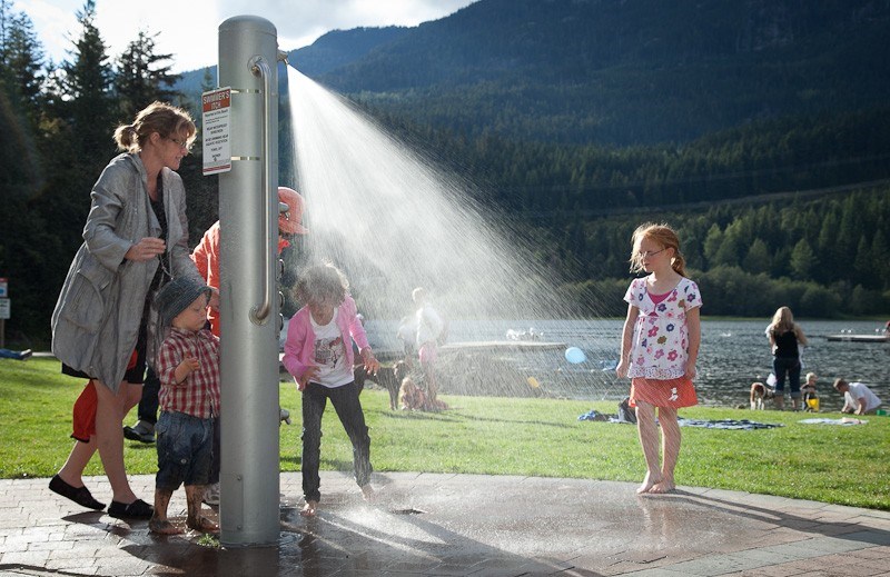 n-_web_swimmer_s_itch_beach_shower_from_rwmo_20