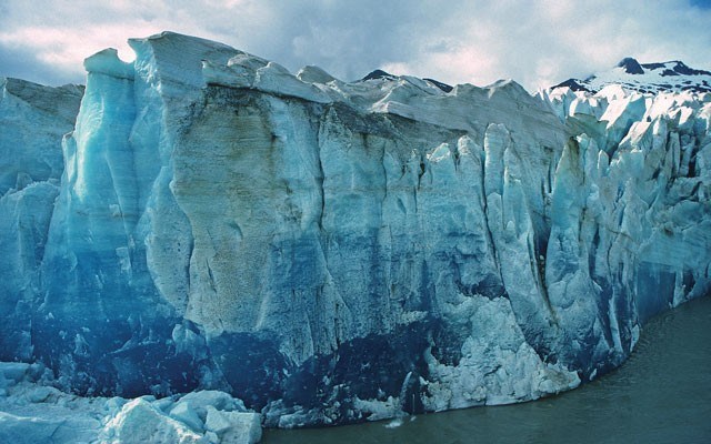The face of the Mendenhall Glacier. <a href="http://shutterstock.com/">shutterstock.com</a>
