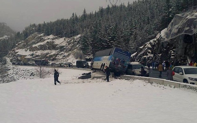 n-bus-accident-sea-to-sky-by-christian-thomson_sea-to-sky-ro