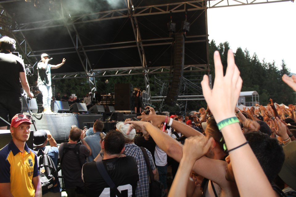 n-pemberton_2014_by_cathryn_kendrick_crowd_2