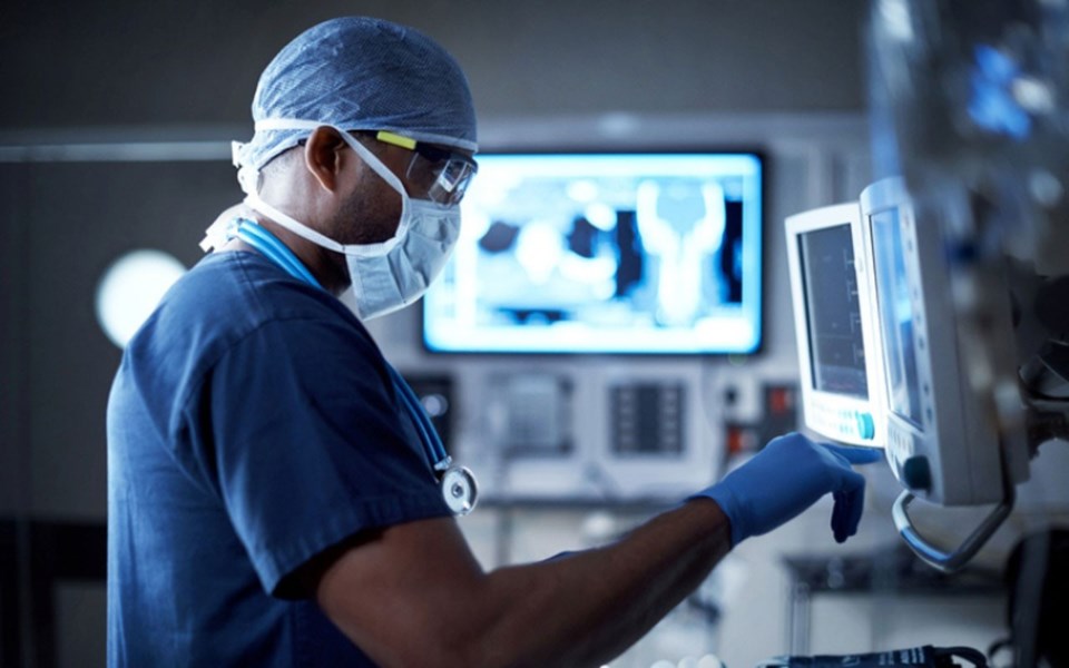 surgeon-in-operating-room-using-computer