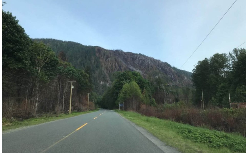squamish_valley_road_fire