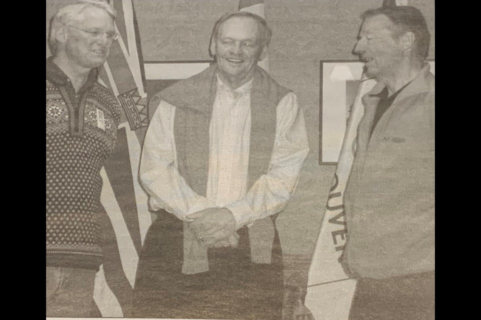 Premier Gordon Campbell, Prime Minister Jean Chretien and IOC chair Gerhard Heiberg chat during  a photo op in Whistler.