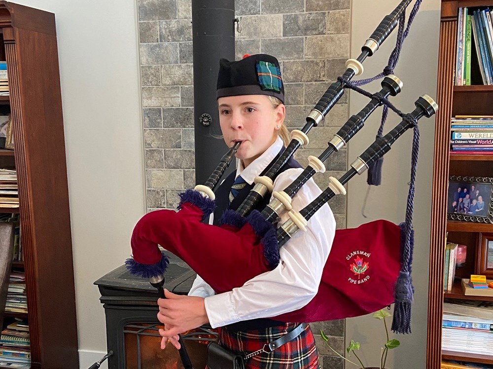 Powell River family lays claim to another bagpipe title Powell River Peak