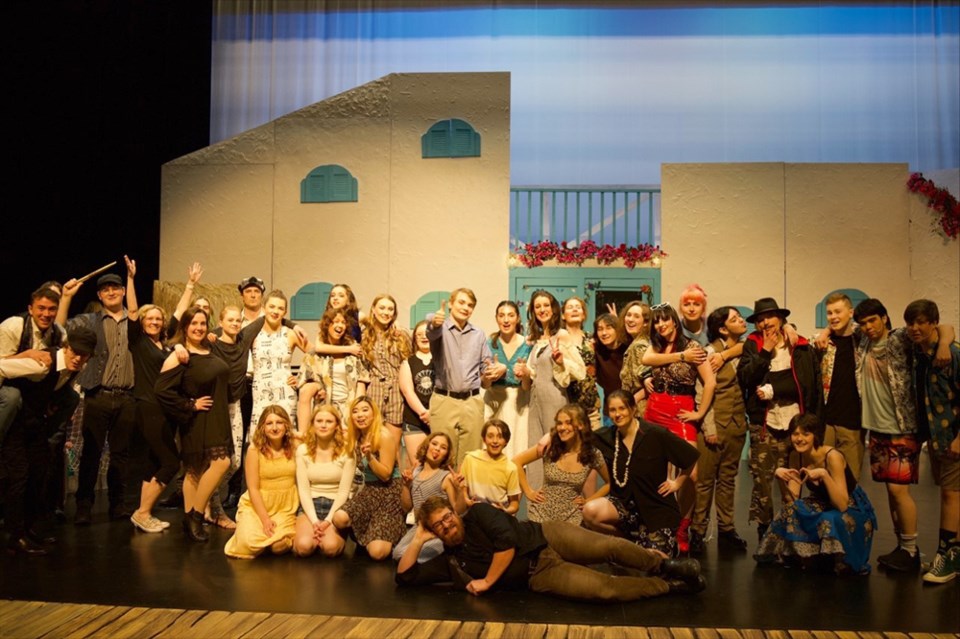 2731_mama mia_brooks_cast_2