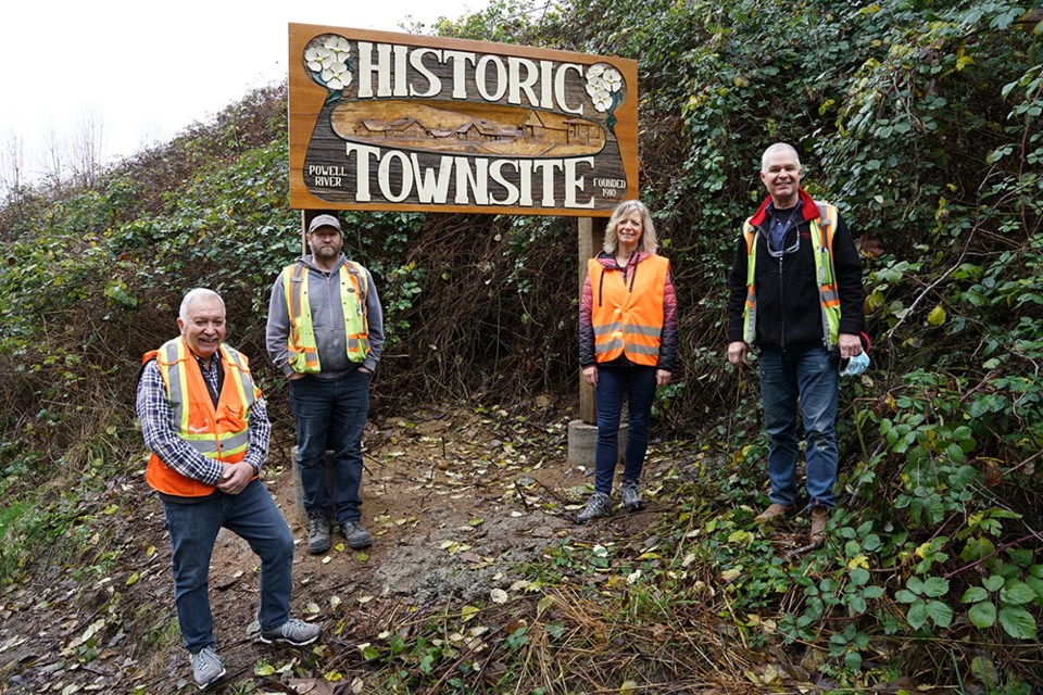 2707_historic_sign