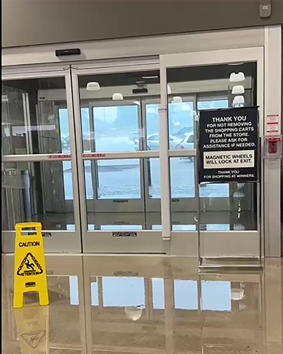 3043_mall_flood