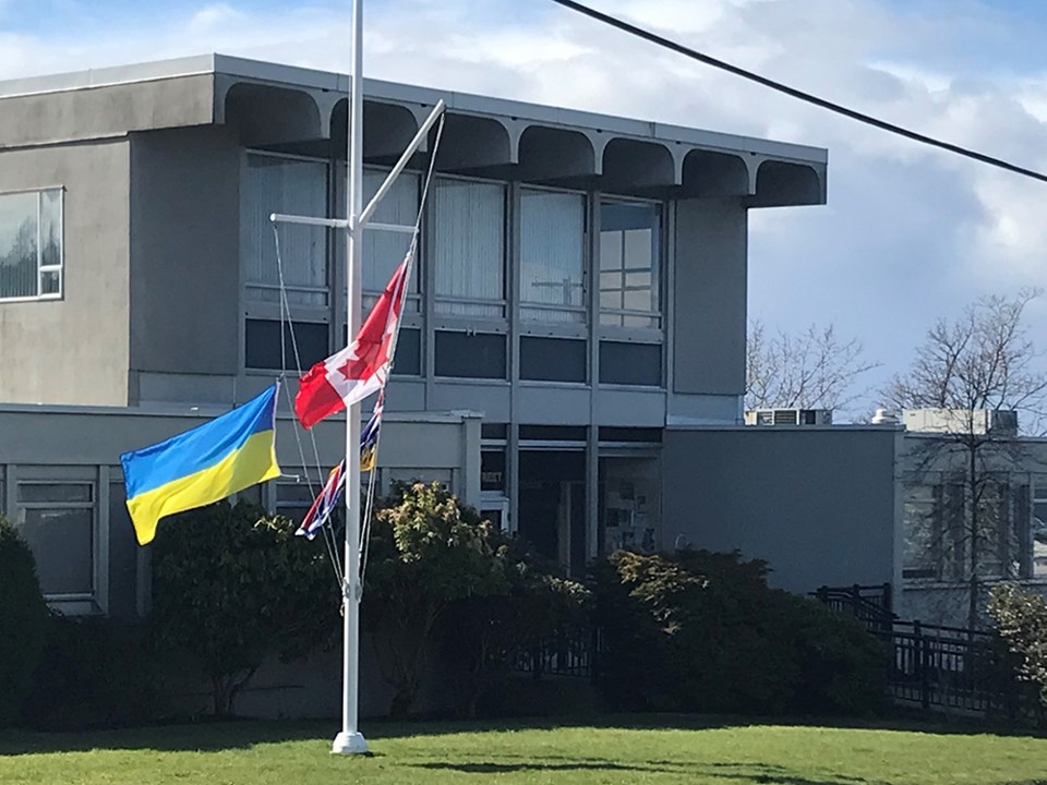 2723_powell_river_city_hall_ukraine_flag