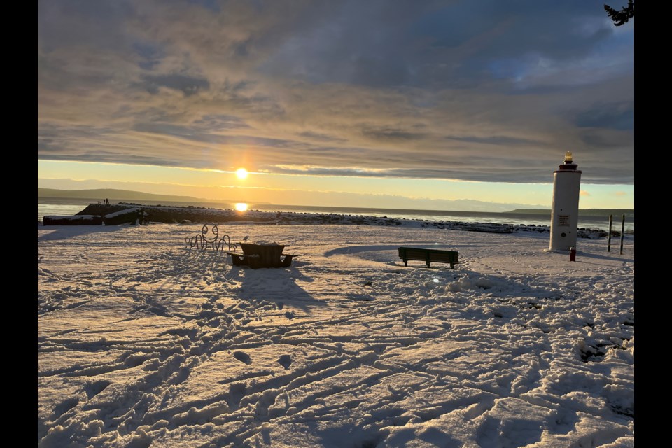 MORE SNOW TODAY/TONIGHT: Yesterday, qathet residents saw more than 15 centimeters of snow accumulate overnight. Today, Thursday, January 18, Environment Canada issued another snowfall warning for Westview and qathet at 3:30 pm.