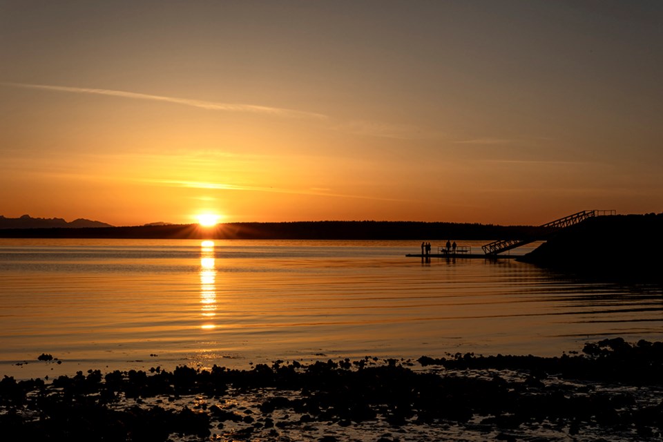 april_3_celine_pollard_willingdon-beach-sunset