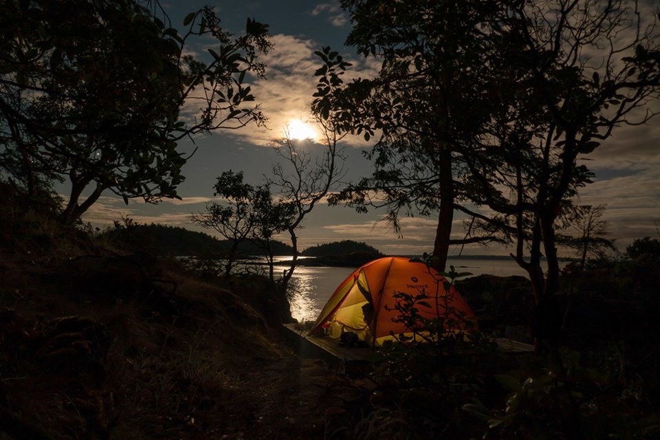 october_29_paul_bennett_camping-on-copeland-islands-looking-south_moon
