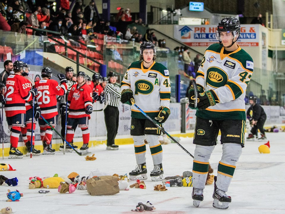 2709_teddy_bear_toss_Kings_vs_Cowichan_12.10.0012