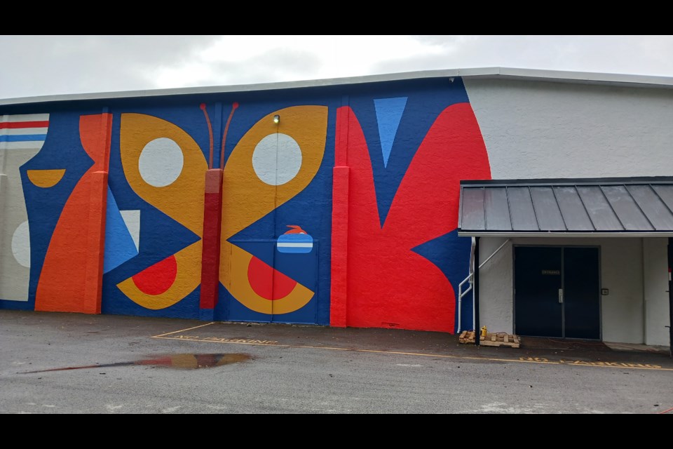 The winning bid to paint a mural on the Powell River Curling Club’s exterior wall came from local artist Luke Ramsey. Ramsey has years of experience working on multiple large murals and was at one time Artist in Residence of Victoria, BC.