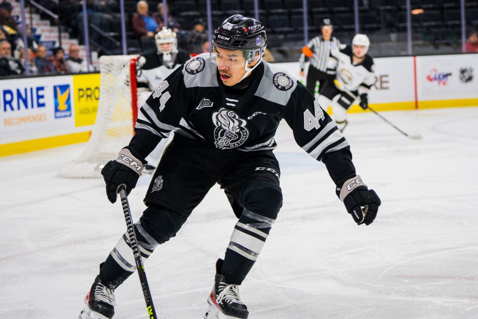 20-year-old forward Colin Ratt is making his way west after signing with Powell River Kings of the BC Hockey League.