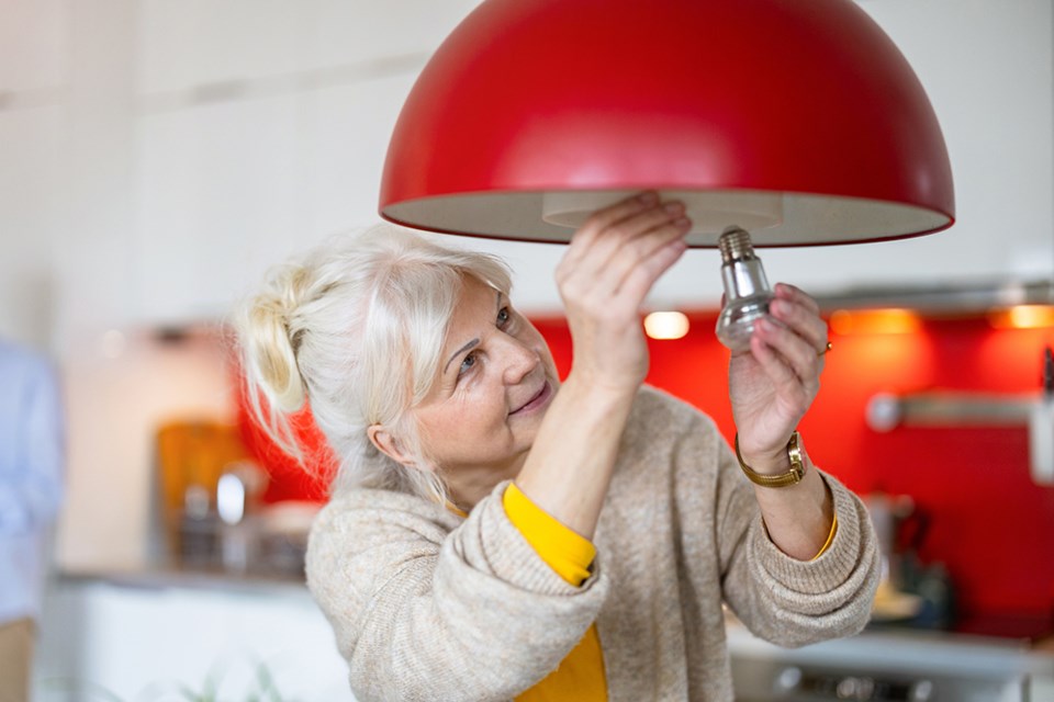 3031_kicking_the_clutter_light_bulb