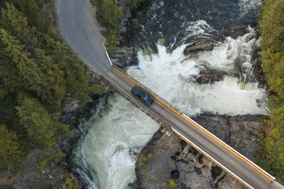 helmcken-falls-road