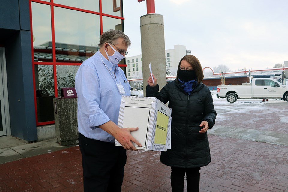 Prince George-Valemount BC Liberal candidate Shirley Bond uses curbside-voting service by Elections BC to cast her ballot ahead of the 2020 B.C. election. (via Kyle Balzer, PrinceGeorgeMatters)