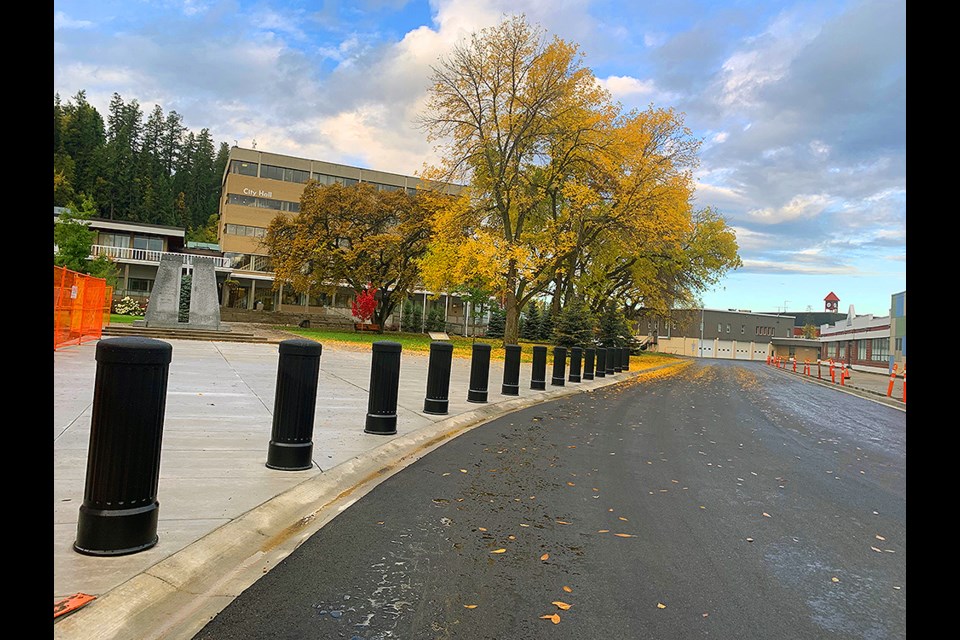 A view of a few of the above-ground improvements to 7th Avenue in front of City Hall. In addition to the recently paved road, these include the installation of a new concrete frontage and bollards at Veterans Plaza in front of the Cenotaph. (via City of Prince George) 