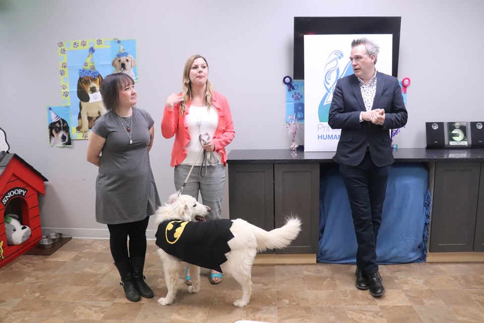 The Humane Society's Leah Coghlan and Melissa Garner and Northern Fan Con's Norm Coyne assisted Poppy with the announcement. (via Hanna Petersen)