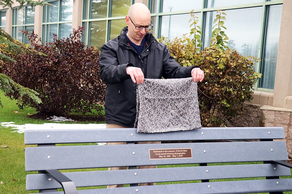 New benches and plaques were unveiled outside of the CN Centre in memory of longtime photographer David Mah. (via Jess Fedigan)