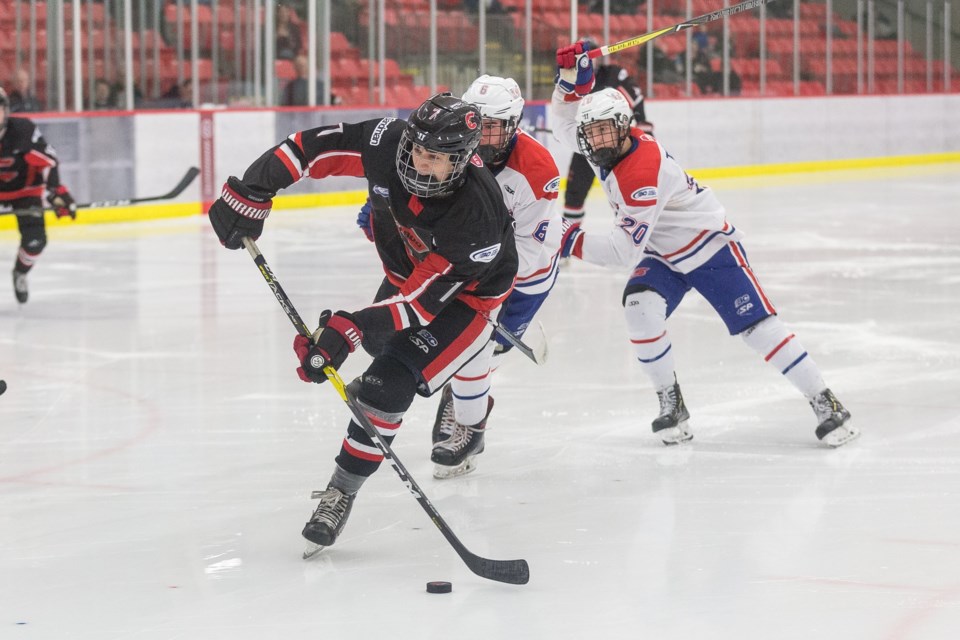 Booker Daniel (#7) looking for the best target in the offensive zone during a semi-final playoff match against the Vancouver North East Chiefs (via Cariboo Cougars)