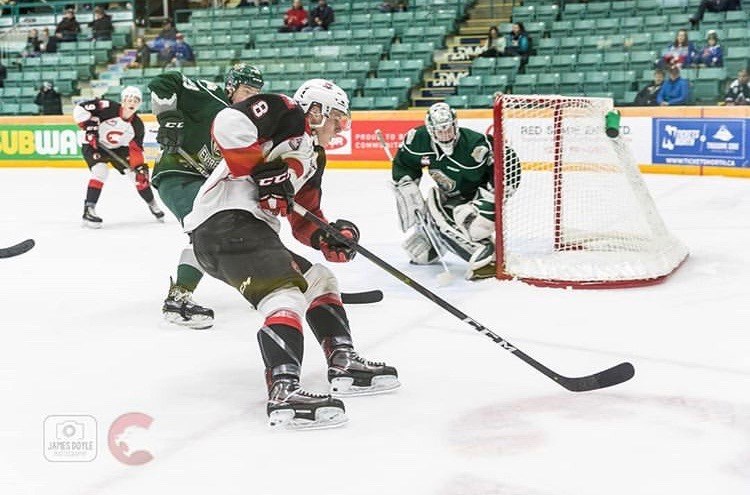 Jackson Leppard (#8) going for the backhand pass to the front of the net against the Everett Silvertips at the CN Centre (via Prince George Cougars/James Doyle Photography)