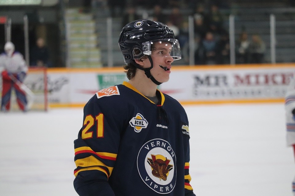 Brett Fudger (#21), an ex-Cariboo Cougar, suits up for the Vernon Vipers against the Prince George Spruce Kings. (via Kyle Balzer, PrinceGeorgeMatters)