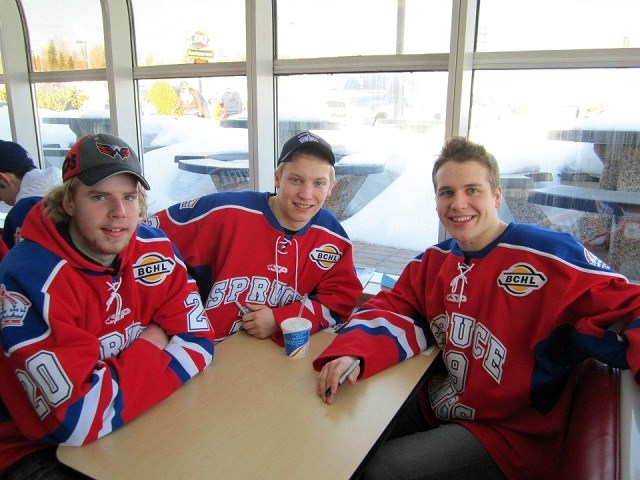 Chad Staley (#22, middle) smiles for a photo with his Prince George Spruce King teammates. (via Chuck Chin Photography)