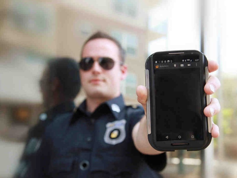 police-officer-with-cell-phone