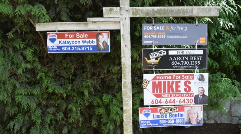 real-estate-agent-signs-homes-for-sale