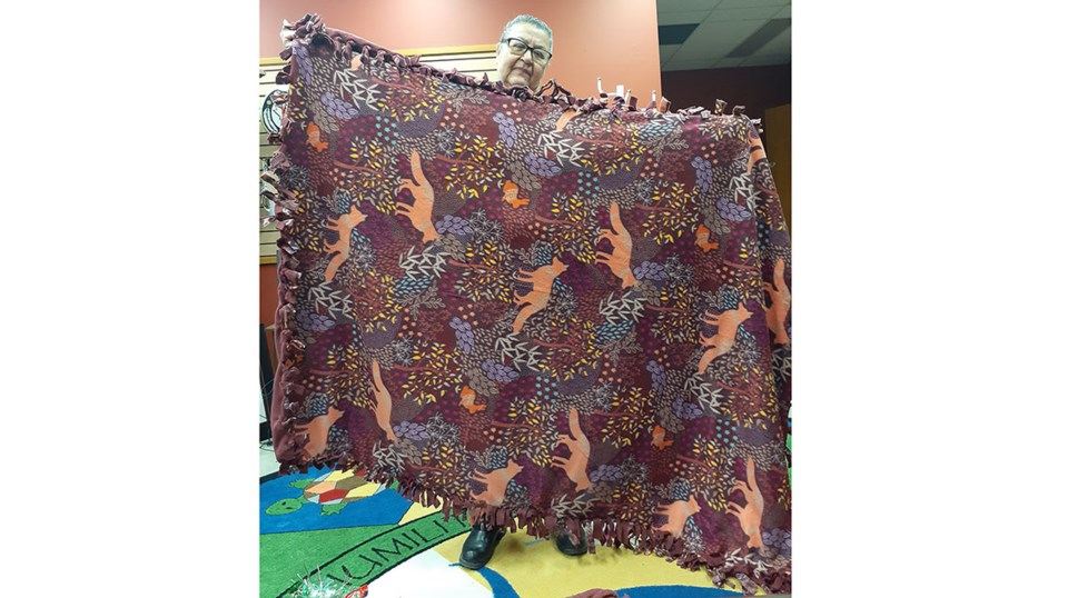 kookums-konnection-barb-cardinal-tie-blanket