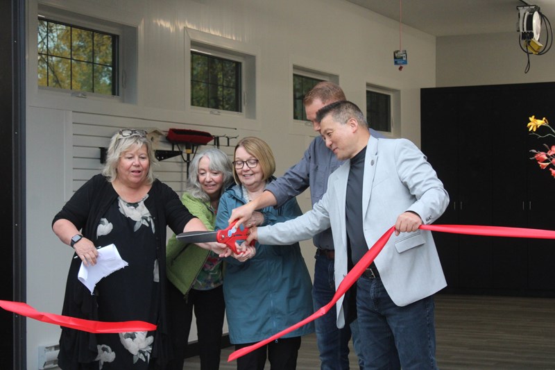 Hospice staff,  Mayor Yu, and MLA Shirley Bond cut the ribbon.