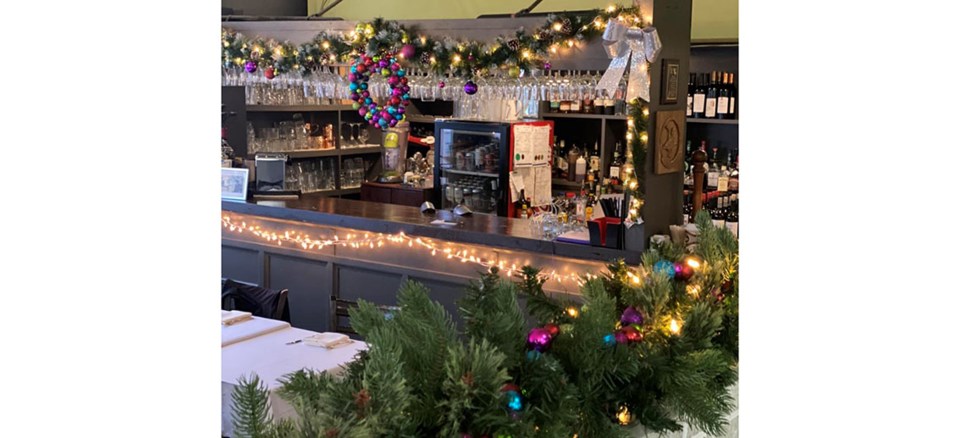 white-goose-bistro-decorated-for-christmas