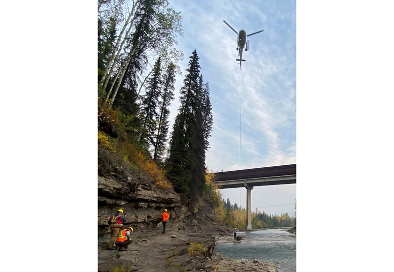 helicopter-lift-tumbler-ridge